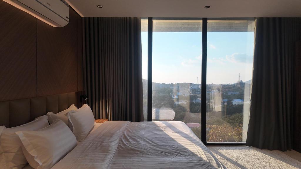 Postel nebo postele na pokoji v ubytování Merya Chalets - Al Shafa