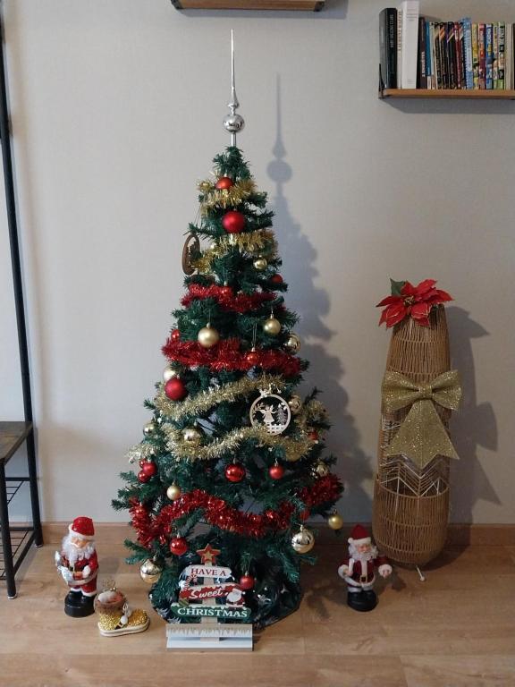 un sapin de Noël sur une table avec un livre dans l'établissement Les 4 Fils Aymon, à Bogny Sur Meuse