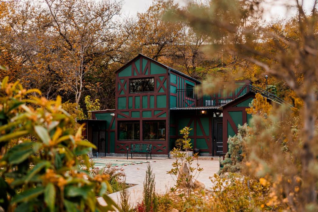 una casa verde y roja en el bosque en Chalet Green, en Tiflis