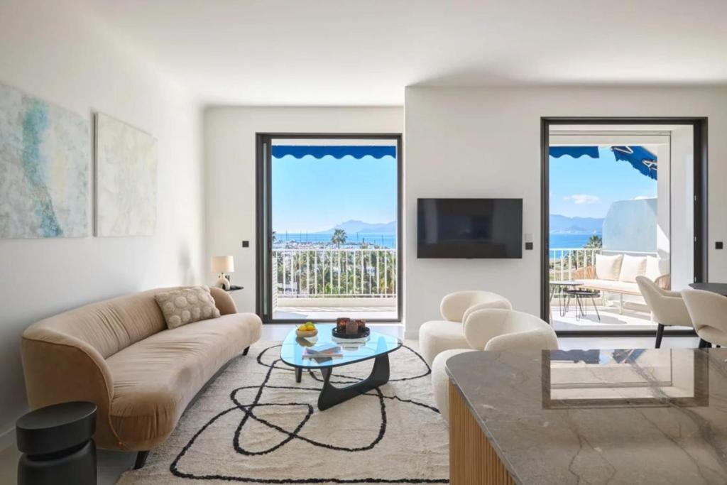 REF 2028 Croisette - Superb apartment with panoramic sea view for rent