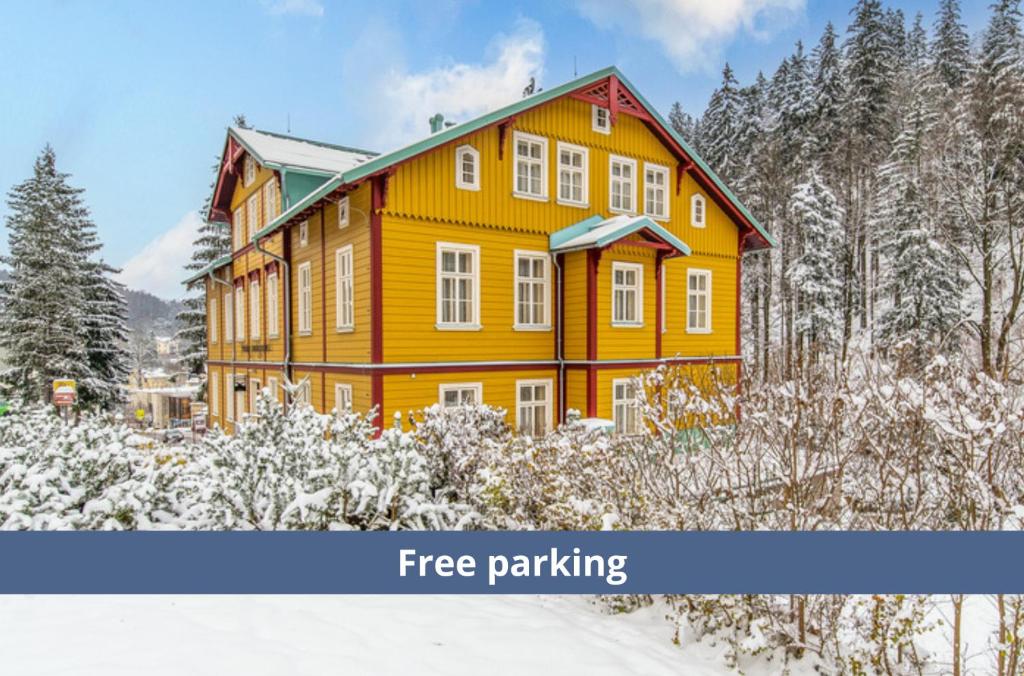 扬斯凯拉兹涅扬斯基波托克I.公寓的雪地里一栋黄色房子，上面写着“免费停车”。
