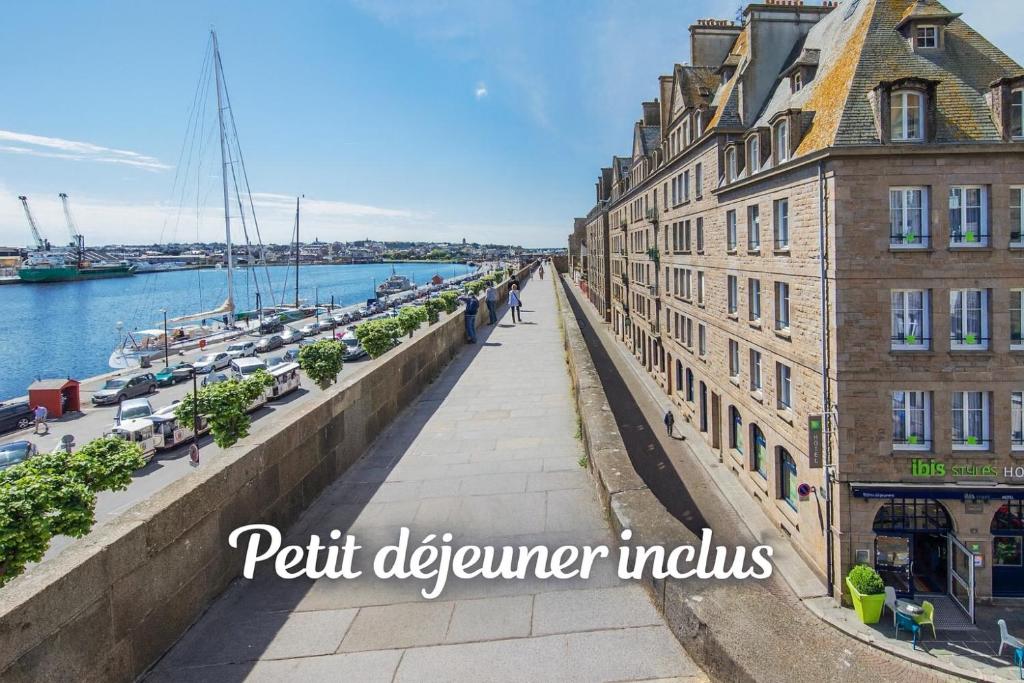 Blick auf die Seine und Gebäude in der Unterkunft ibis Styles Saint Malo Centre Historique in Saint-Malo