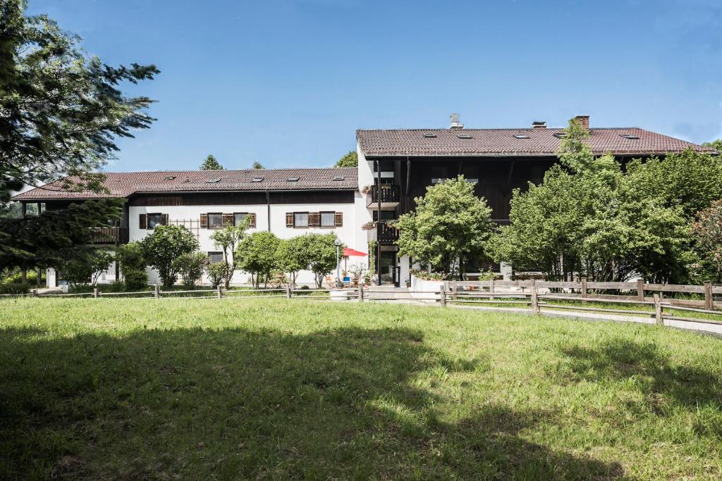 un grande edificio con un prato davanti di Monteurhaus a Hausham