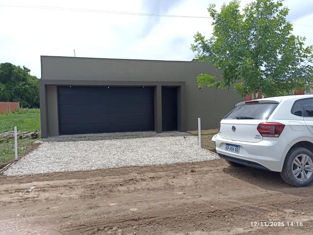 ein weißes Auto, das vor einer Garage parkt in der Unterkunft ვႷჿʇⴝꞁƂϨȢʇ Casa- Quinta con Quincho y pileta, Equipada Completa, con Cochera Doble, 3Habit 2baños, para 7 Personas, Alquiler Temporal Ramallo- San Nicolás, WHATSAP AL ვႷჿʇⴝꞁƂϨȢʇ, CONSULTAR EL PRECIO REAL PARA RESERVAR EN PRIVADO in Estación Ramallo