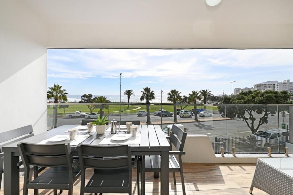 En restaurant eller et andet spisested på Spacious 3 Bed Apartment Sea Point Ocean views