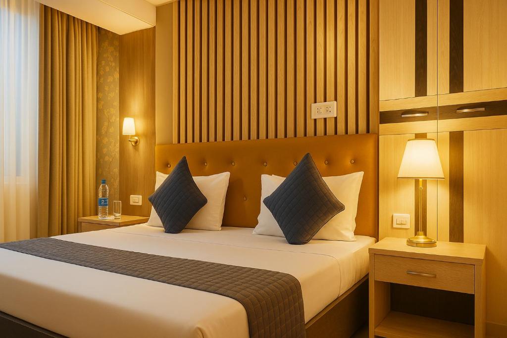 Postel nebo postele na pokoji v ubytování Rajnandani Palace - Spacious, Air-Conditioned Rooms Close to Ram Mandir