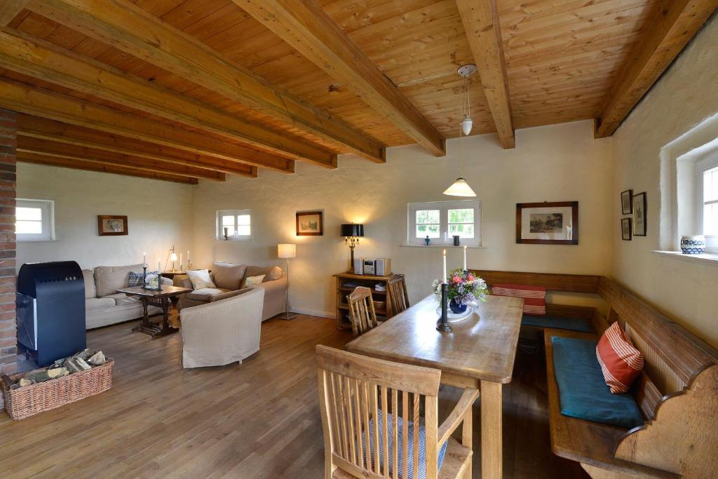 ein Wohnzimmer mit Sofa und Tisch in der Unterkunft Remise - b55868 in Neuenkirchen