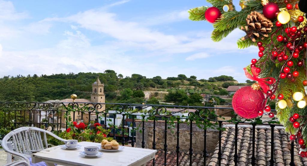 ein Tisch und ein Weihnachtsbaum auf dem Balkon in der Unterkunft Wine Escape by Fidalsa Baigorrietxea in Villabuena de Álava