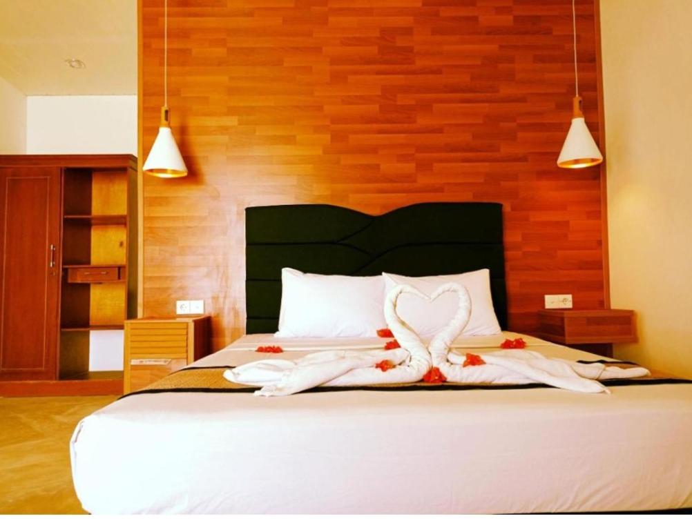 Gili GedeMentari的一间卧室，床上铺着白毛巾