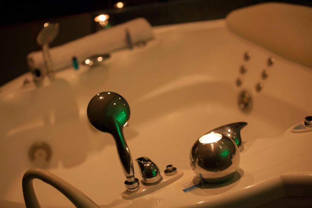 Motel Paraíso - Jacuzzi privado en la habitación en Outeiro de Rei