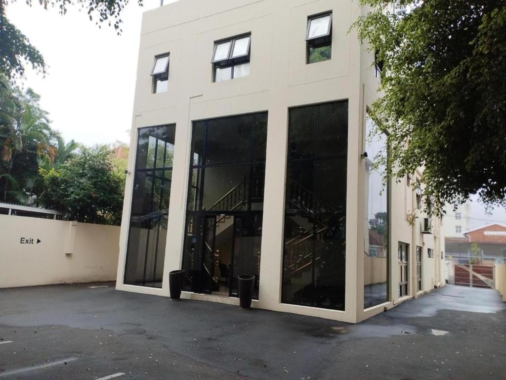 un edificio con ampie vetrate sul lato di Che Guevara Boutique Hotel a Durban