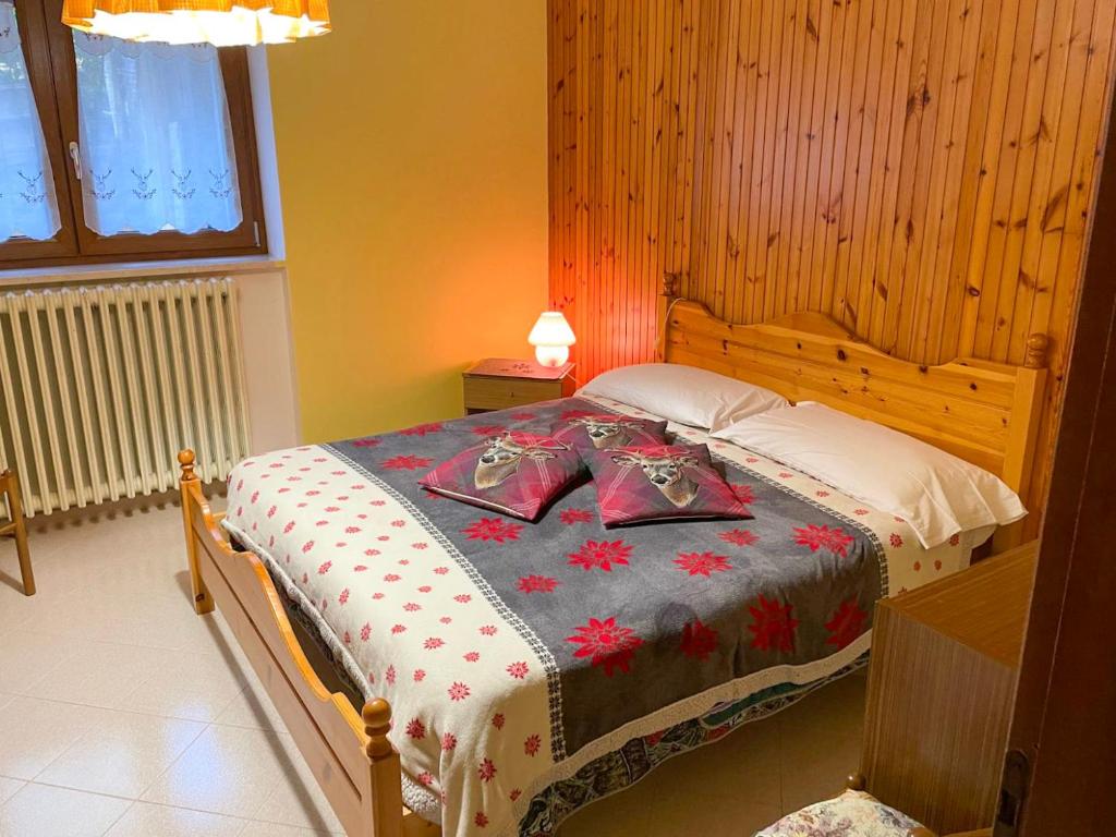 Casa Vacanze - Villa Stefania في بيسكوكوستانزو: غرفة نوم مع سرير مع اللوح الأمامي الخشبي