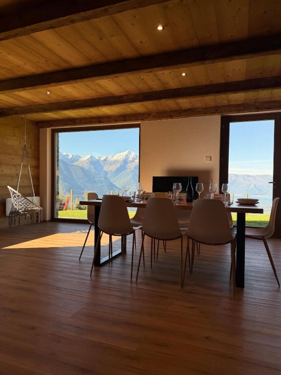 comedor con mesa, sillas y montañas en Chalet Altea View, en Mello