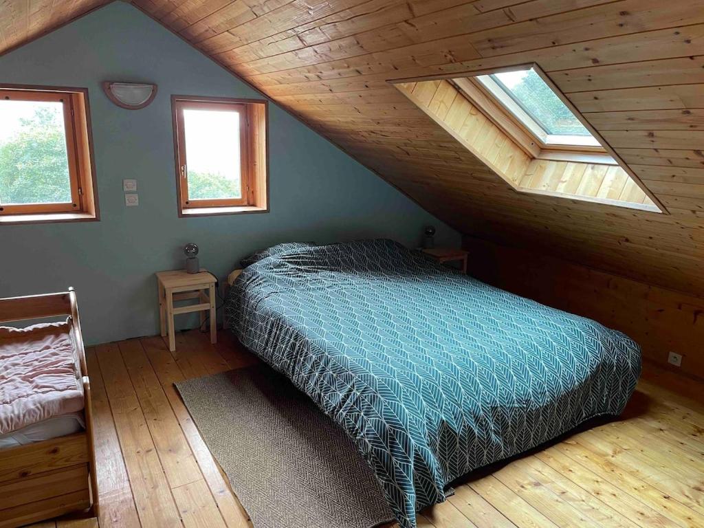1 dormitorio con 1 cama y 2 ventanas en una cabaña en Chalet Hilsen - 2 à 6 personnes, en Linthal