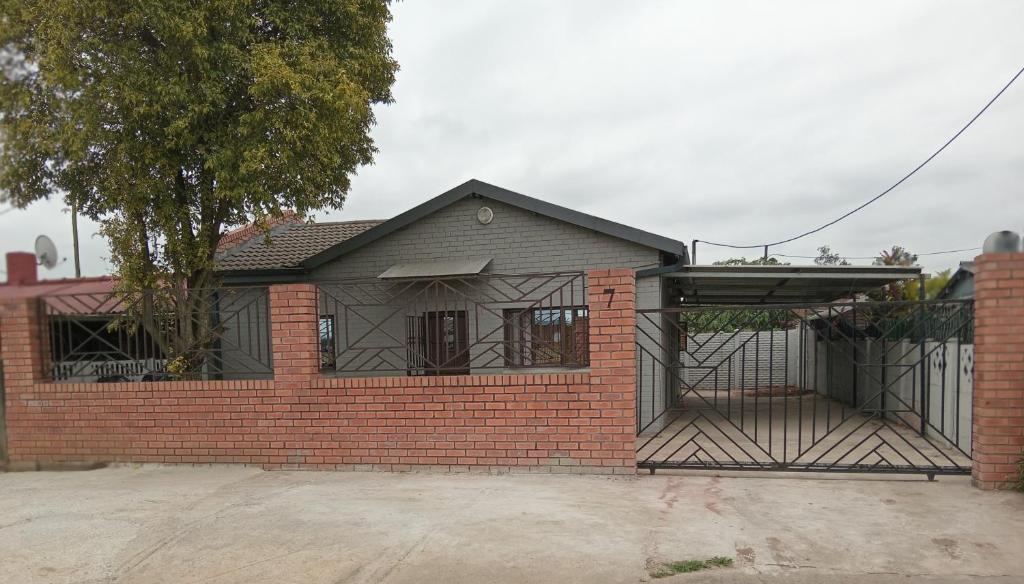 Το κτήριο όπου στεγάζεται  το δωμάτιο σε οικογενειακή κατοικία