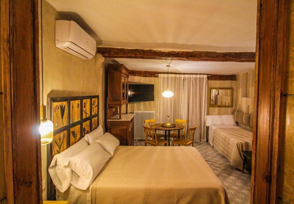 una stanza d'albergo con un letto e un tavolo di Alfonso VIII 20 a Cuenca