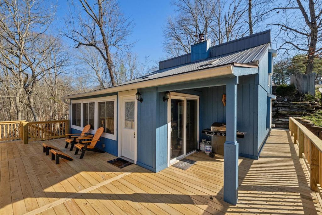 a blue tiny house on a wooden deck at Little blue house on the lake in Nancy