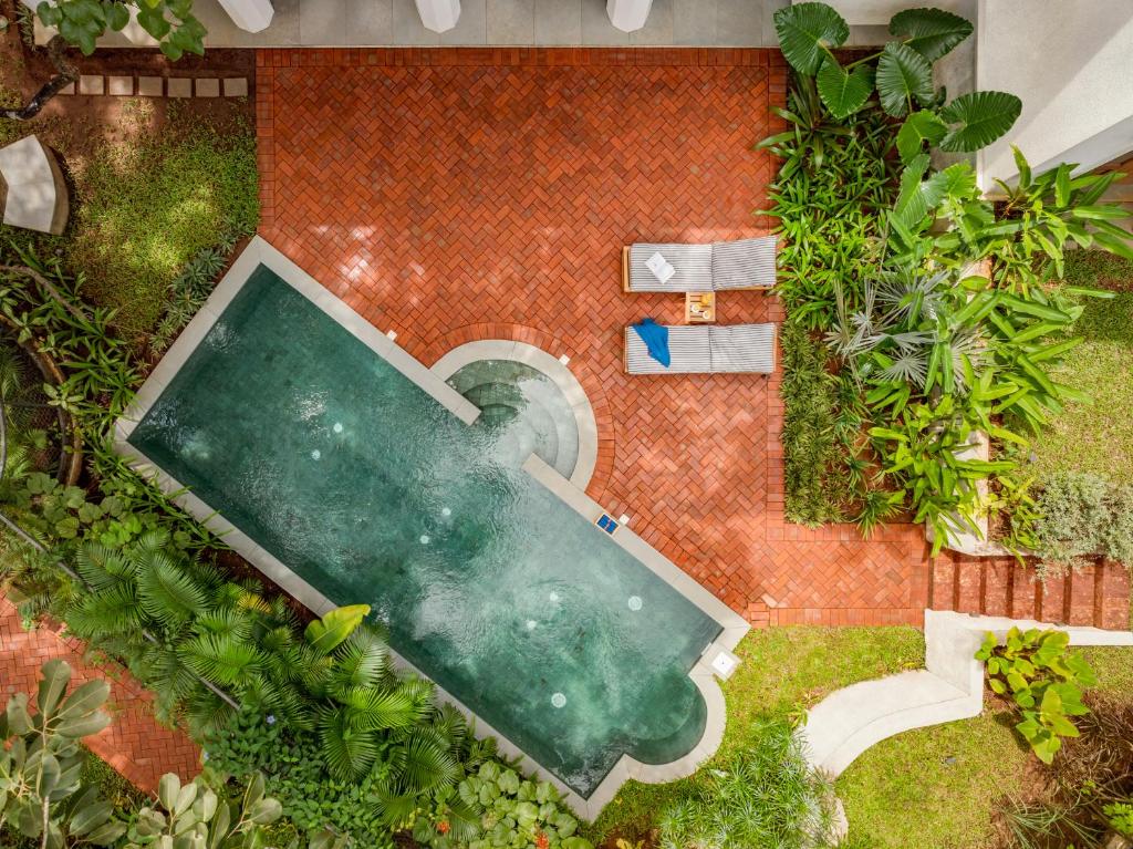 eine Draufsicht auf einen Swimmingpool in einem Garten in der Unterkunft La Selva - 4BHK Luxury Villa in Assagao with Private Pool near Cafés & Soro Pub in Assagao
