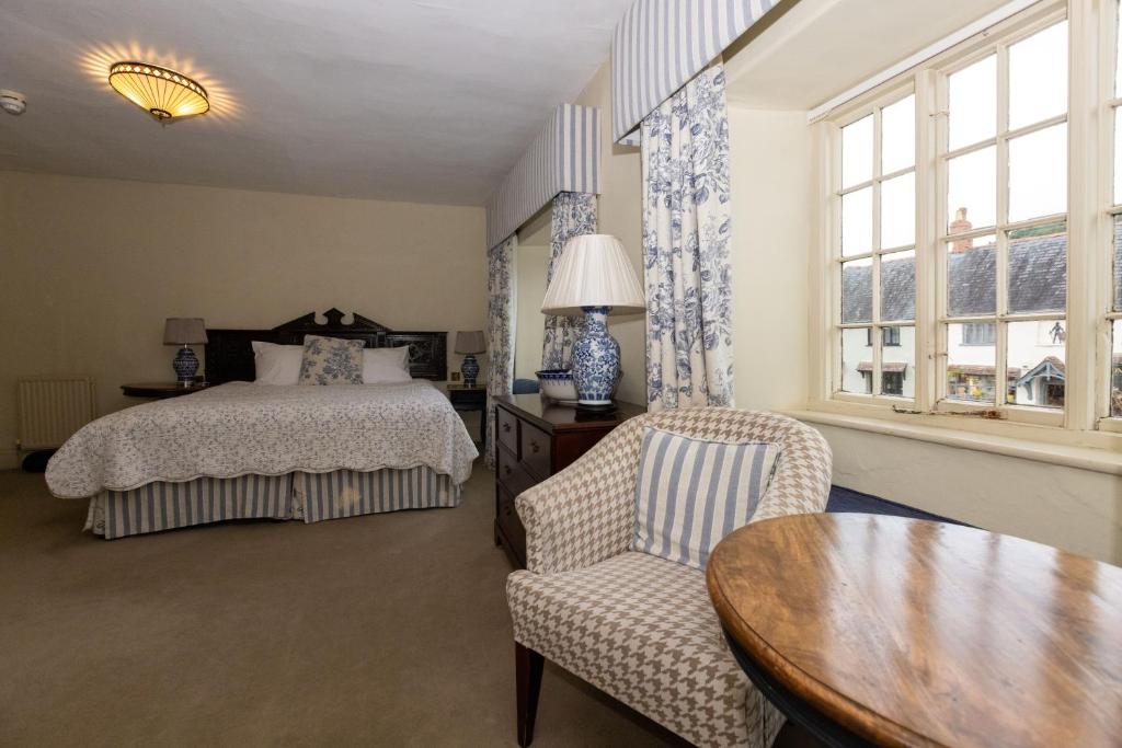 Luttrell Arms - 