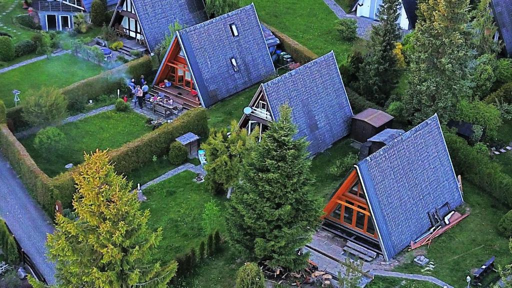 eine Luftansicht eines Hauses mit Dach in der Unterkunft Ferienhaus für 4 Personen ca 54 m in Neuhausen, Schwaben Schwaben Baden-Württemberg in Neuhausen