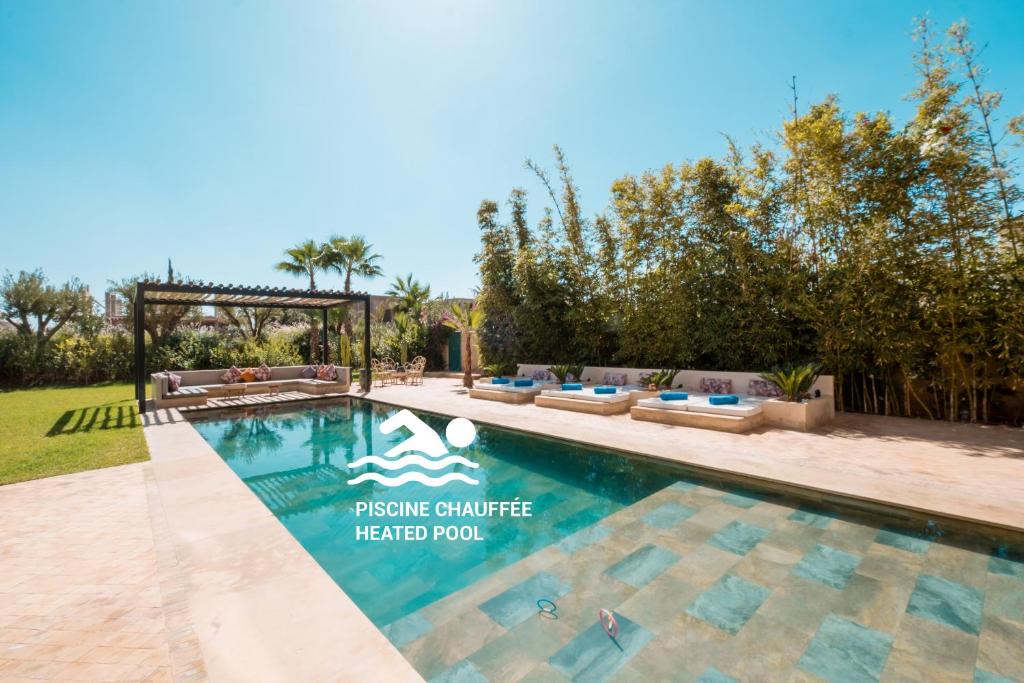 马拉喀什Villa Hicham Golf Marrakech的花园别墅内的游泳池