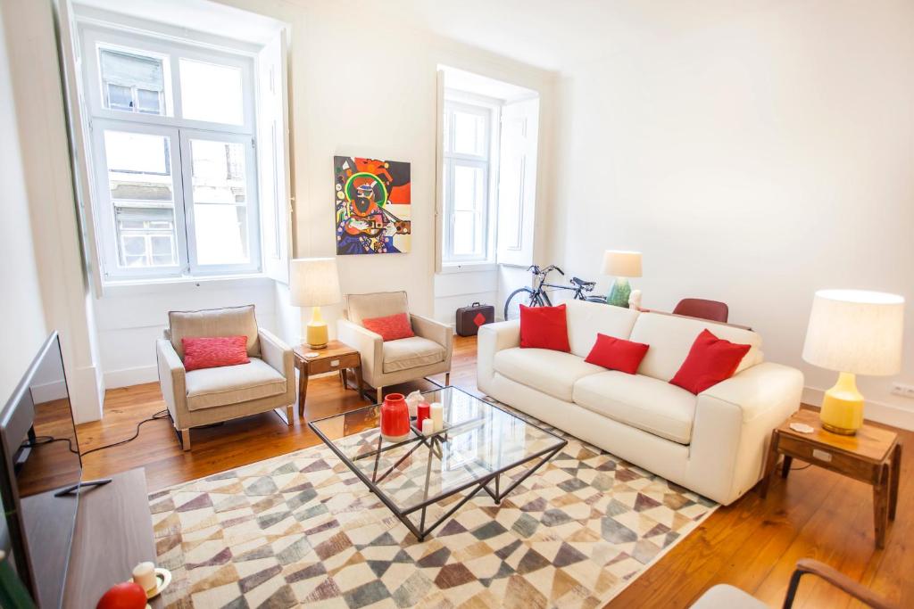 sala de estar con sofá blanco y 2 sillas en Historical City Center Apartment, en Lisboa