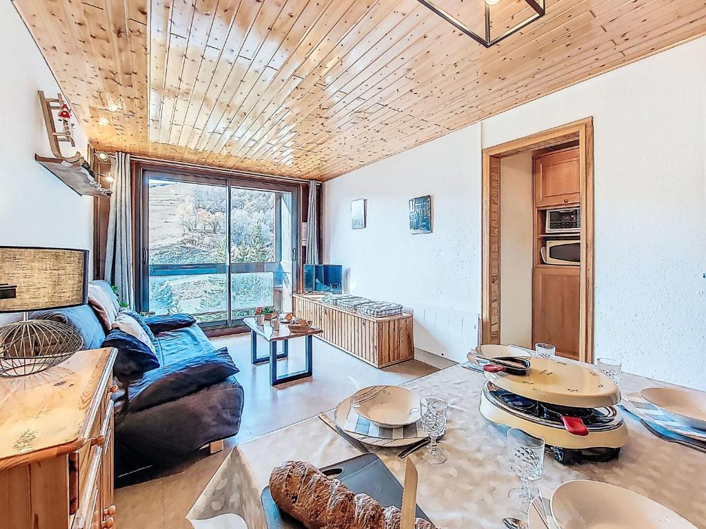 ein Wohnzimmer mit Sofa und Tisch in der Unterkunft Apartment Pegase Phenix-74 by Interhome in Le Corbier