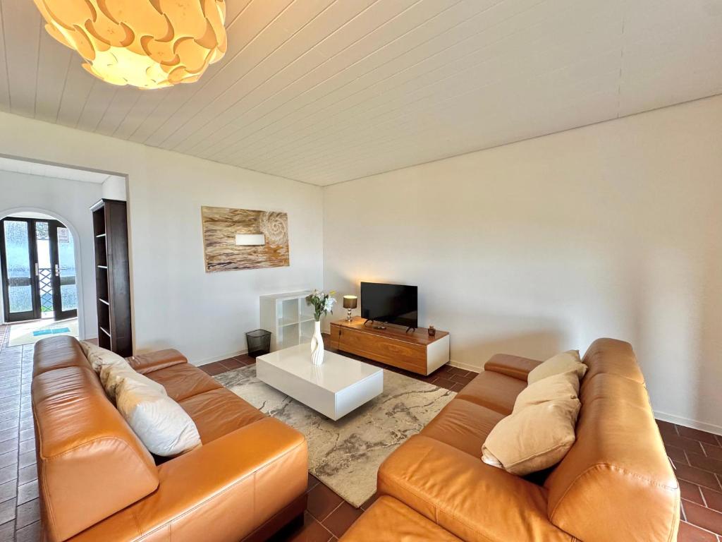 TV a/nebo společenská místnost v ubytování Villa Heusenstamm