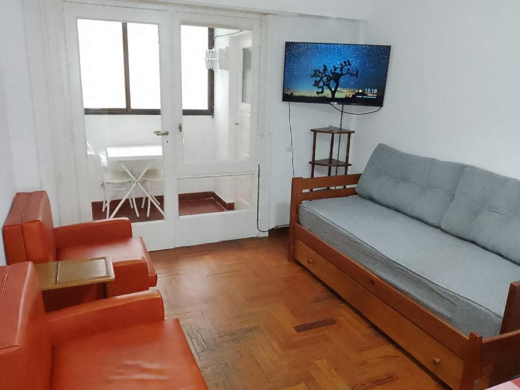 ein Wohnzimmer mit einer Couch und einem Sessel in der Unterkunft 6 personas playa grande con reservación previa in Mar del Plata