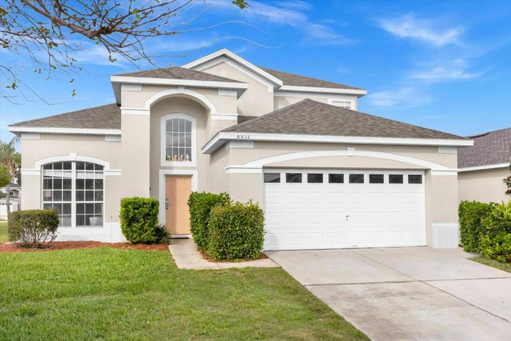 uma casa grande com garagem em 5 Bedrooms 35 Bathrooms Windsor Palms 8017 Kp em Orlando