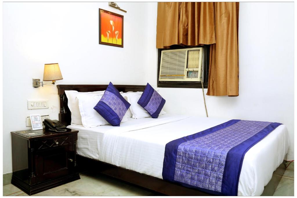 Postel nebo postele na pokoji v ubytování Airport Hotel The R Blues - New Delhi