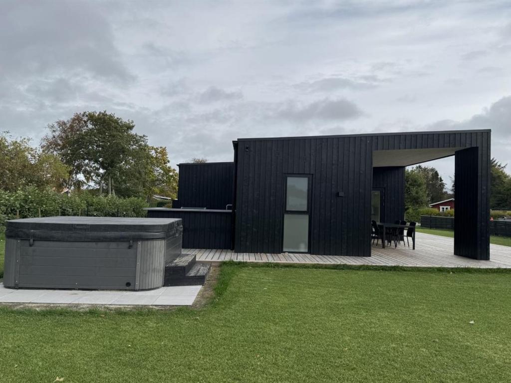 Aed väljaspool majutusasutust Holiday Home Barnet - 180m to the fjord by Interhome