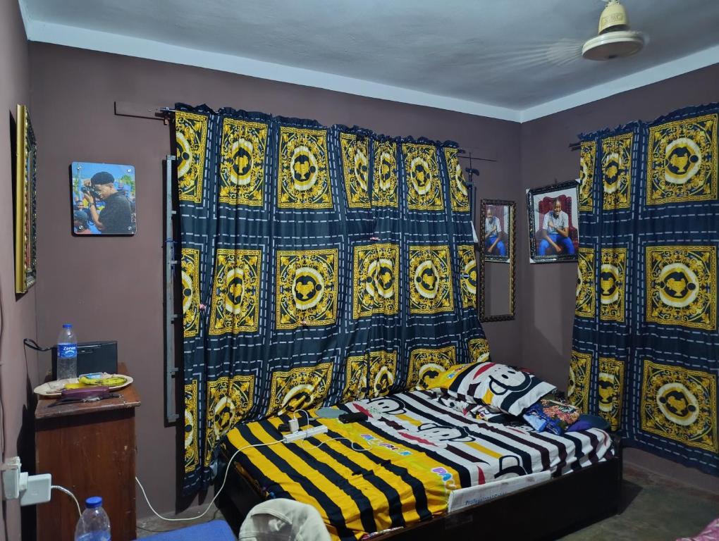 Un dormitorio con una cama y una cortina. en Single Bedroom Apartment, en Mama