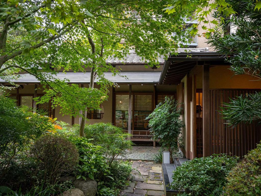 une maison avec un chemin menant à l'entrée principale dans l'établissement Jinya Ryokan, à Hadano