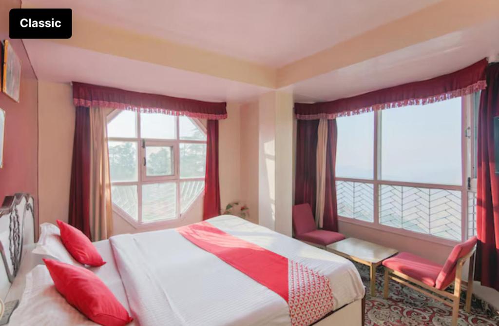 Una cama o camas en una habitación de The Boho Shimla