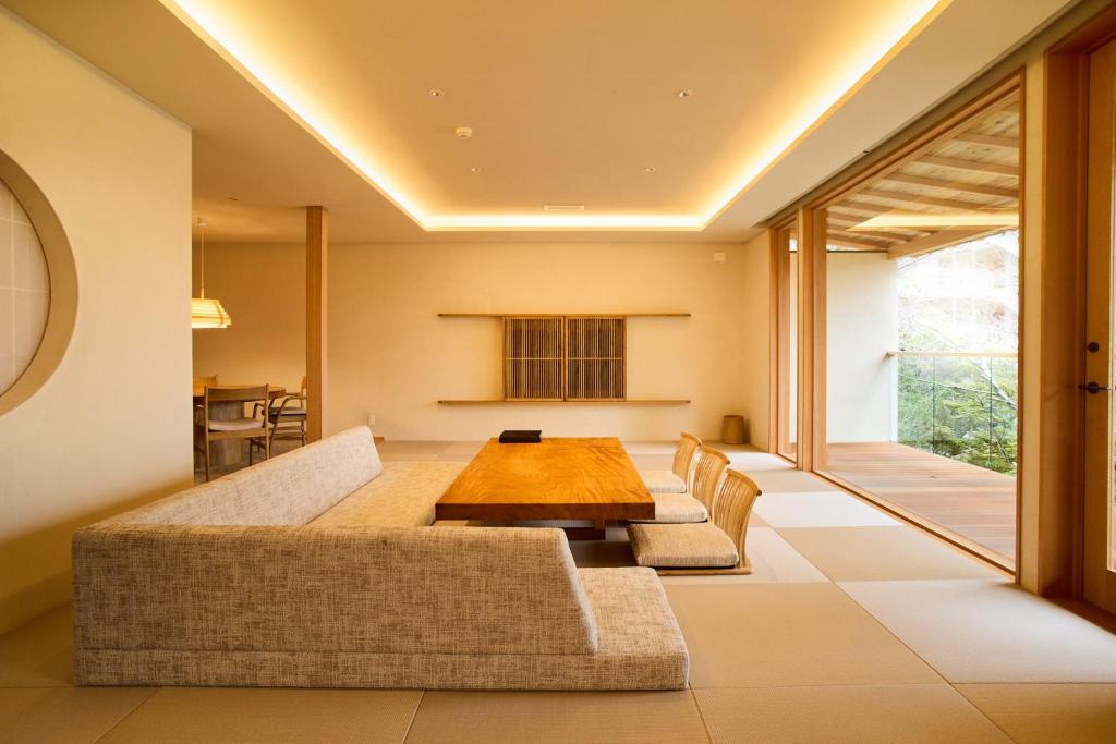 un salon avec un canapé et une table dans l'établissement Jinya Ryokan, à Hadano
