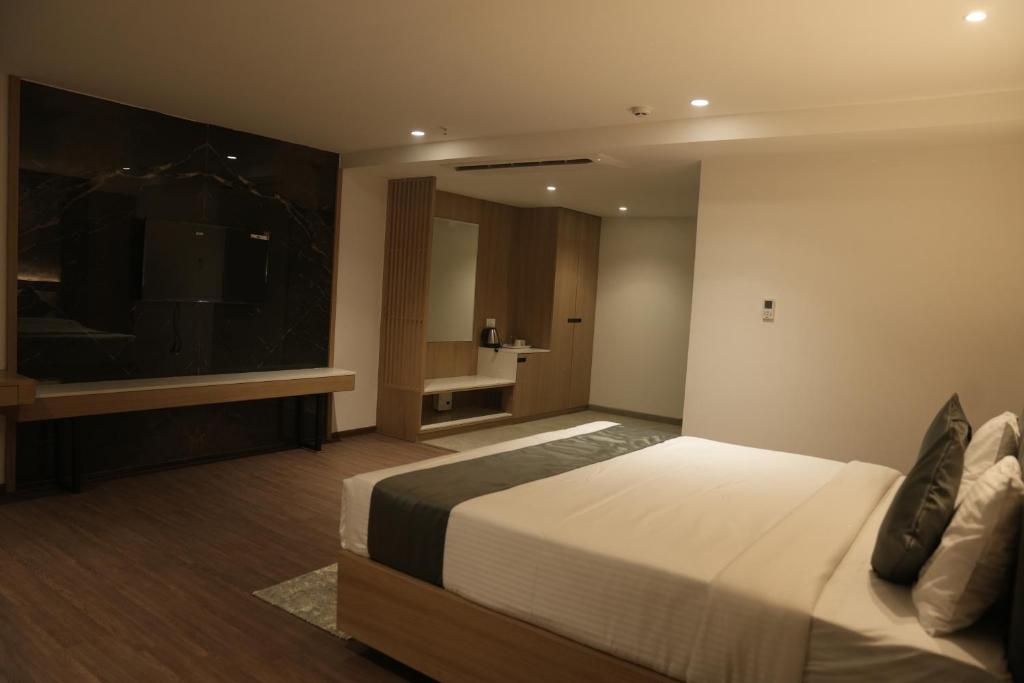 Ένα ή περισσότερα κρεβάτια σε δωμάτιο στο Kriya Grandeur Hotel