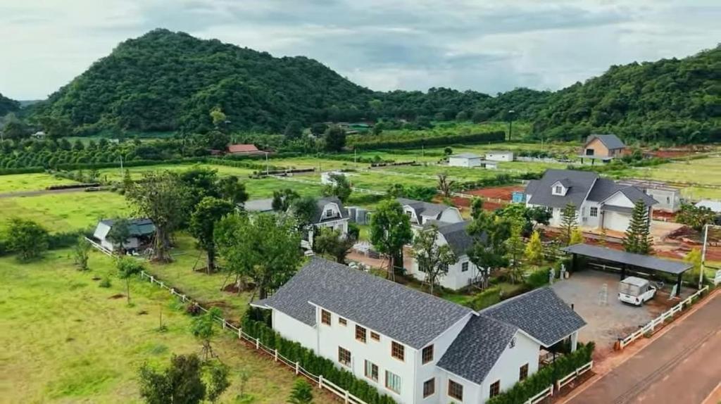 une vue aérienne d'une maison dans un village dans l'établissement Samonrada Khao Yai Homestay, à Pak Chong