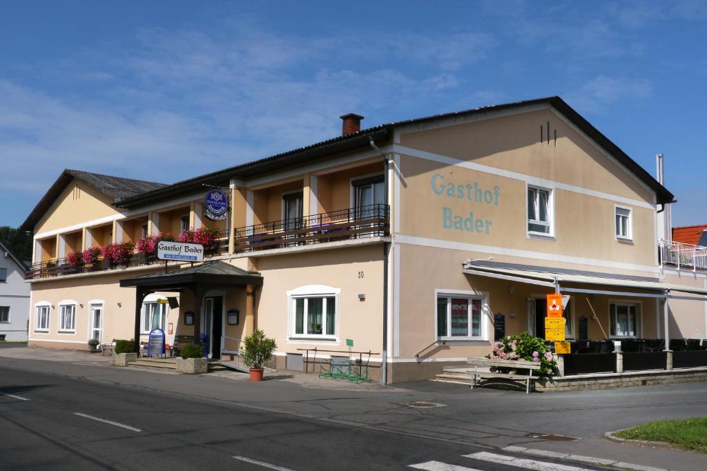 ein Gebäude an der Ecke einer Straße in der Unterkunft Gasthof Bader in Deutsch Goritz