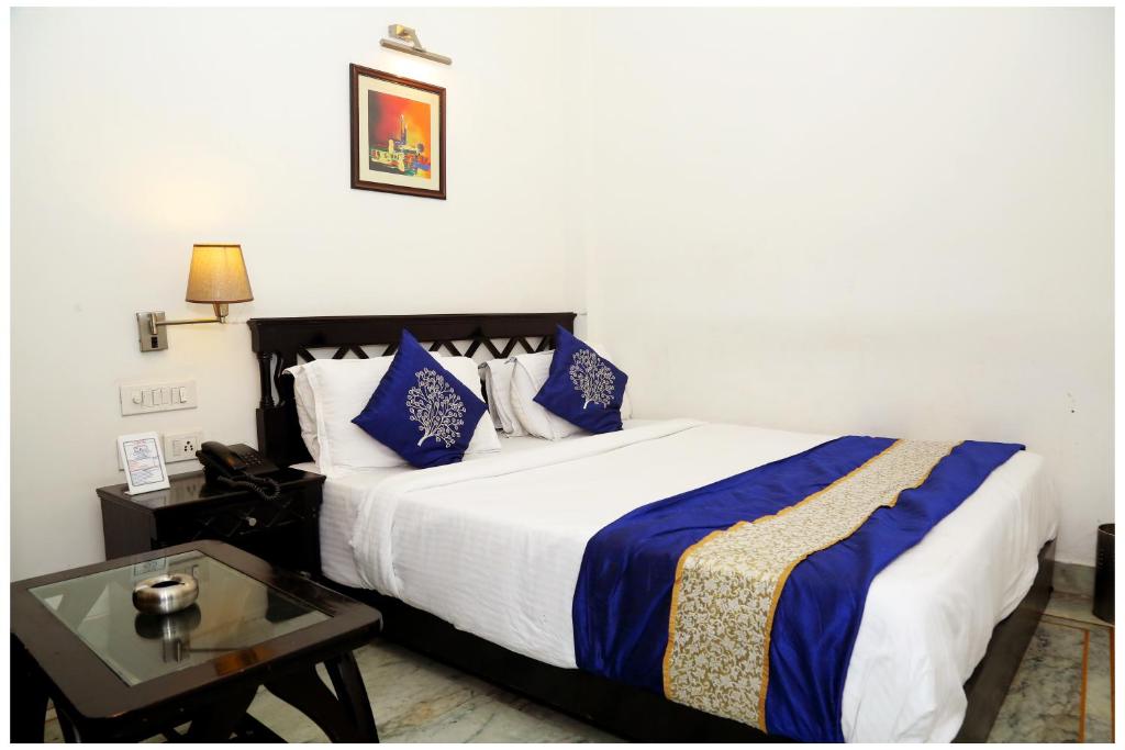 Postel nebo postele na pokoji v ubytování Airport Hotel The R Blues - New Delhi