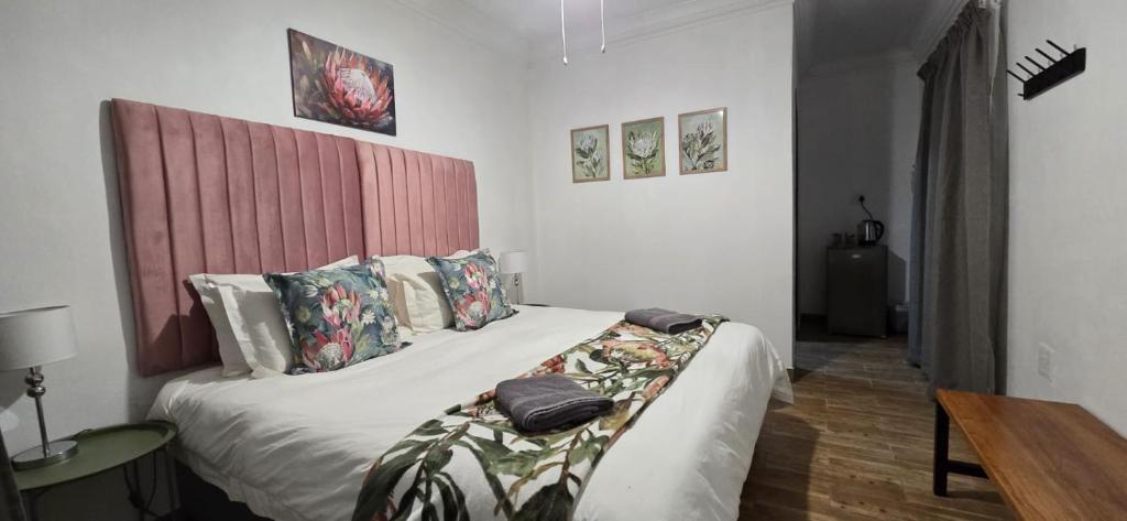 Кровать или кровати в номере Middelburg Guest House