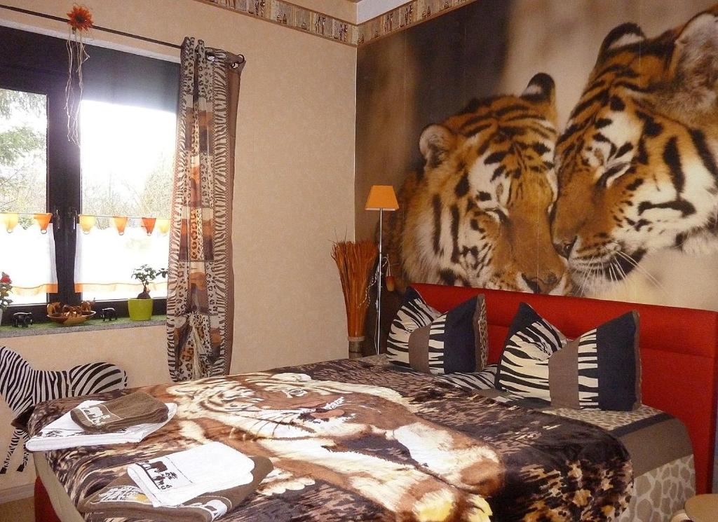 - une chambre avec une fresque murale représentant des tigres dans l'établissement Blick In Die Natur, à Ilmenau