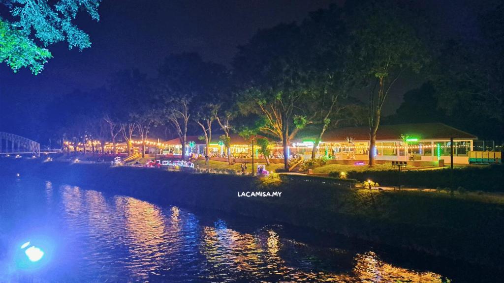 Blick auf einen Fluss in der Nacht mit Lichtern in der Unterkunft Kinta Riverfront Apartment, Jalan Lim Bo Seng IPOH in Ipoh