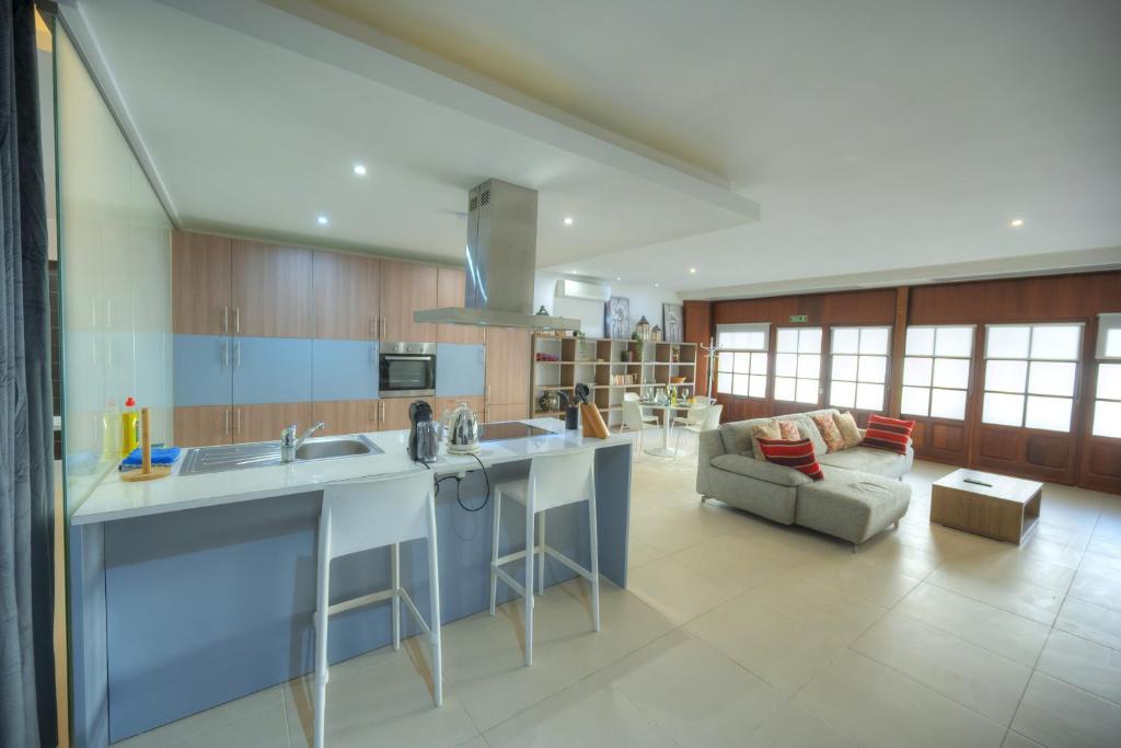 Köök või kööginurk majutusasutuses Spacious & chic 1 bedroom in Birgu waterfront GSPI1-1