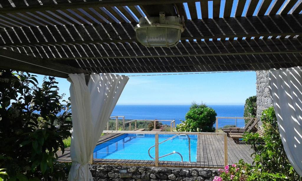 ein Swimmingpool mit Blick auf das Meer in der Unterkunft A Arribana in Nordestinho