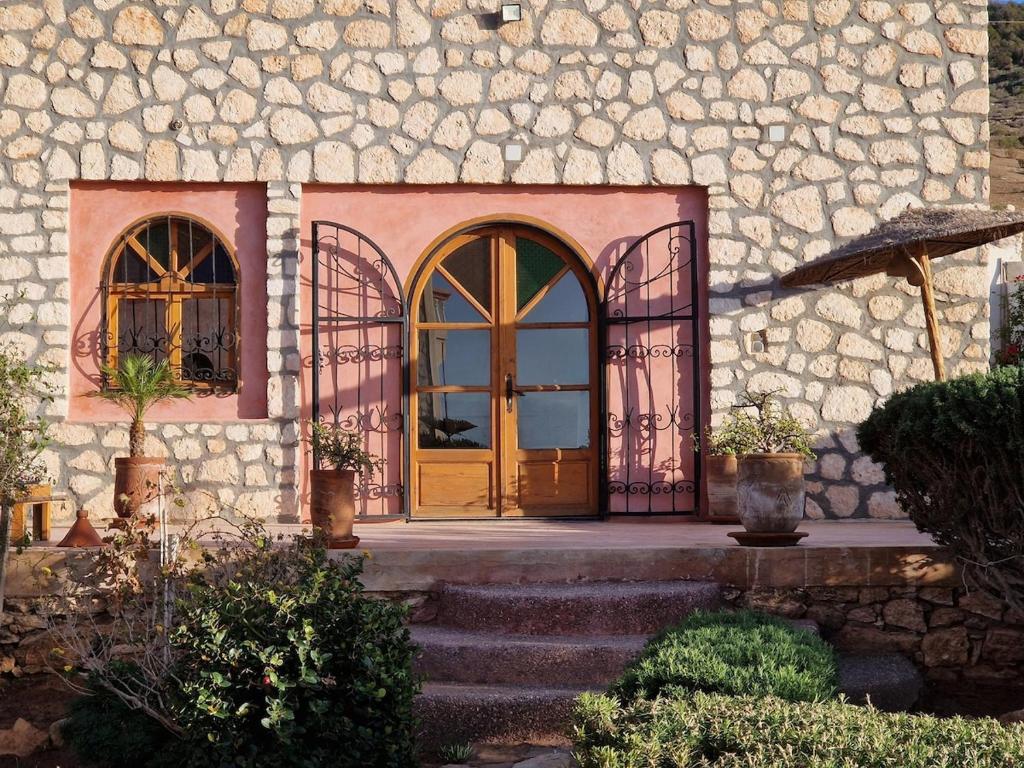 Aït Raïs AomarDar Skalli Essaouira - Oase am Atlantik的门前有门和楼梯的房子