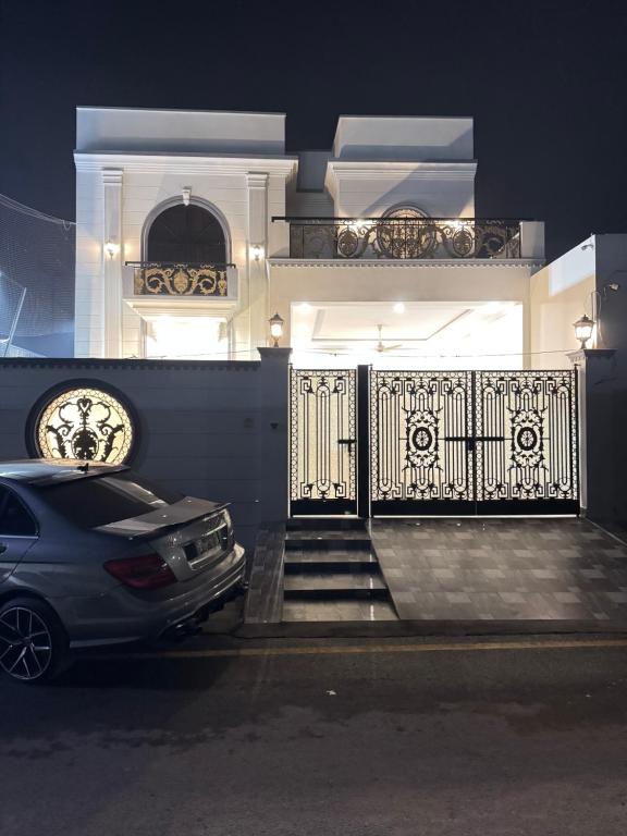 Fotografie z fotogalerie ubytování Luxe Home v destinaci Faisalábád