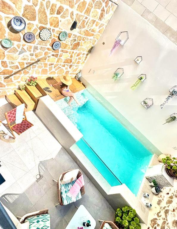 an overhead view of a swimming pool with a person in it at Recuerdos del Sur in El Gastor