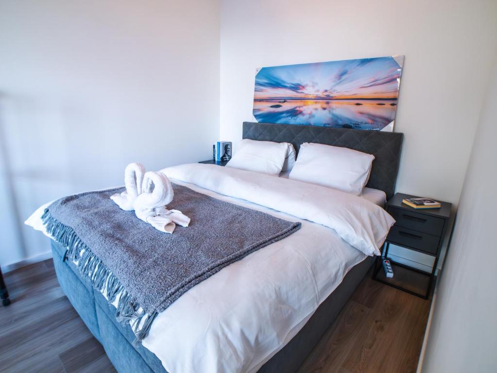 een slaapkamer met een bed met een handdoek erop bij Doctor's Cosy Apartment in Lamač