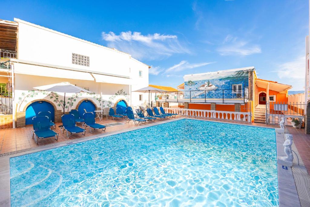 Swimmingpoolen hos eller tæt på Kavos Panorama Hotel